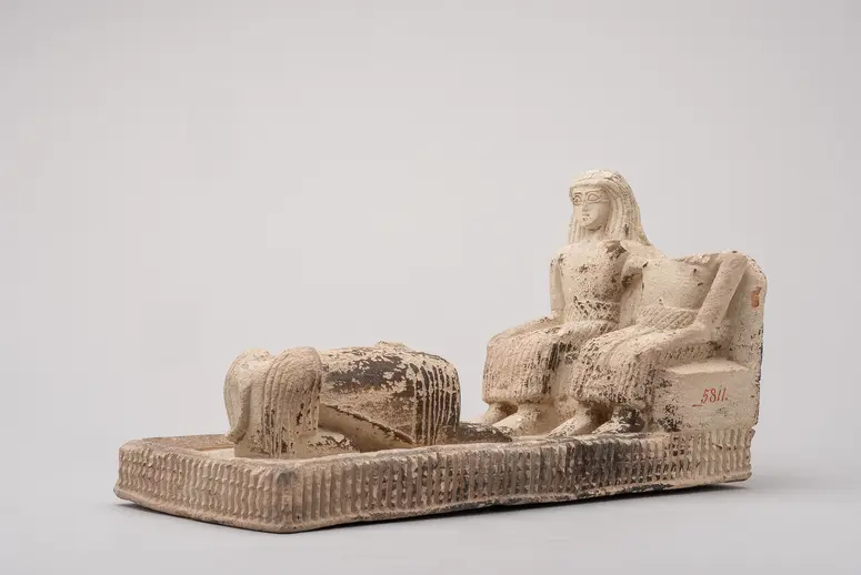 Figurengruppe: Zwei Männer vor einem Sphinx sitzend