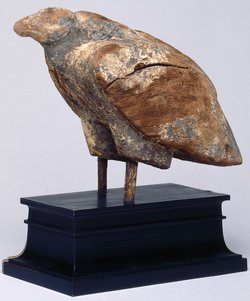 Figur eines stehenden Geiers