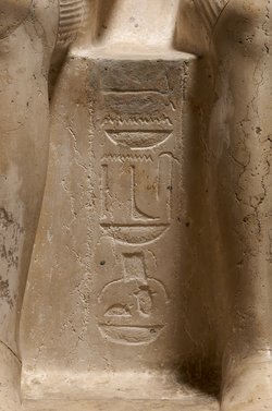 Statuengruppe des Gottes Horus und des Königs Haremhab