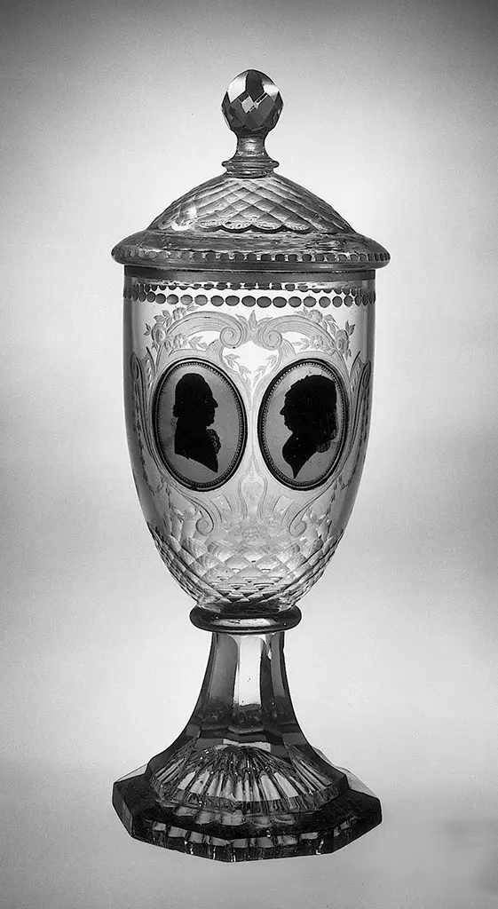 Deckelpokal mit Damen- und Herrensilhouette