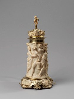 Deckelhumpen aus Elfenbein mit Bacchanal und mythologischen Szenen