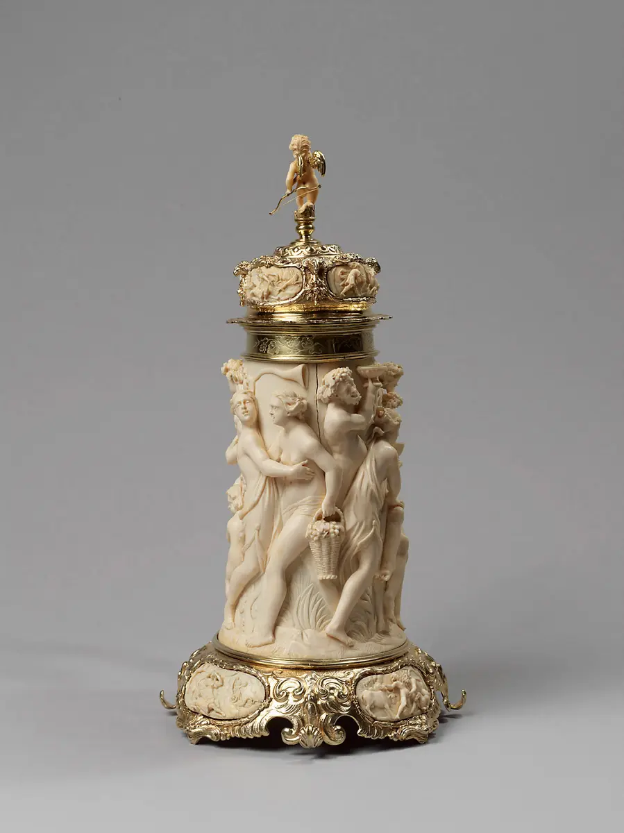 Deckelhumpen aus Elfenbein mit Bacchanal und mythologischen Szenen