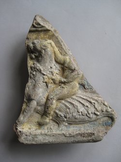 Fragment aus dem rechten Teil einer Sima mit Satyrknaben auf Panthern zu Seiten eines Kraters: Satyrknabe auf Panther