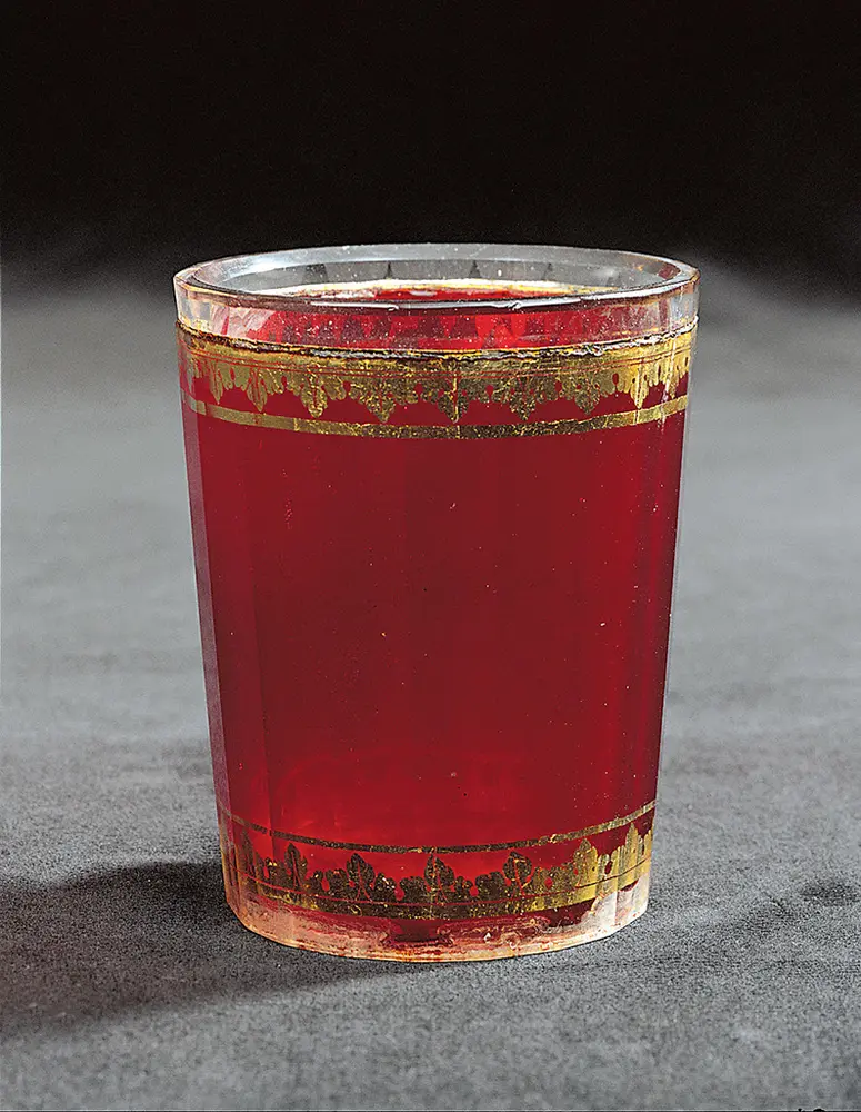 Zwischengoldbecher mit roter Wandung