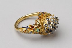 Ring mit Sonnenuhr in Gestalt eines Igels