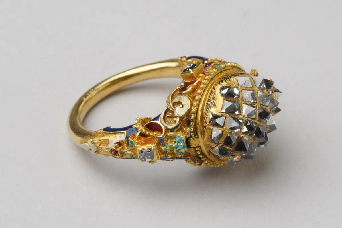 Ring mit Sonnenuhr in Gestalt eines Igels