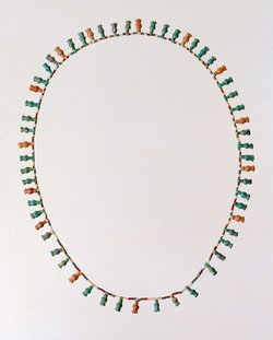 Halskette mit Blütenanhängern