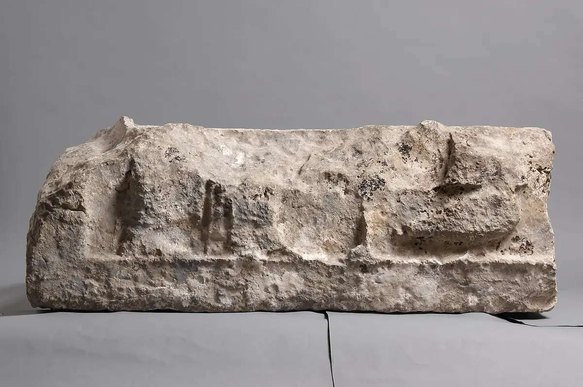 Fragment des Sarkophagkastens