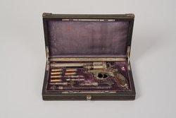 Sechsschüssiger Zentralfeuerrevolver samt Garnitur