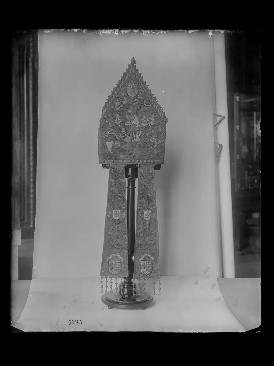Mitra mit Kolibrifedernmosaik