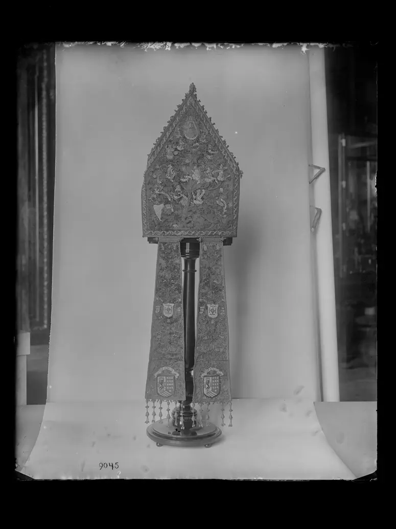 Mitra mit Kolibrifedernmosaik