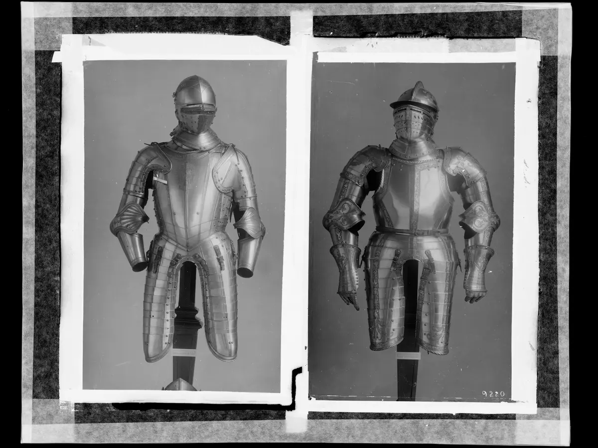 Leichter Halbharnisch; Geschlossene Sturmhaube mit Vorsteckvisier; Harnasch
