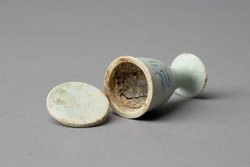 Kelchförmiges Miniaturgefäß mit Deckel