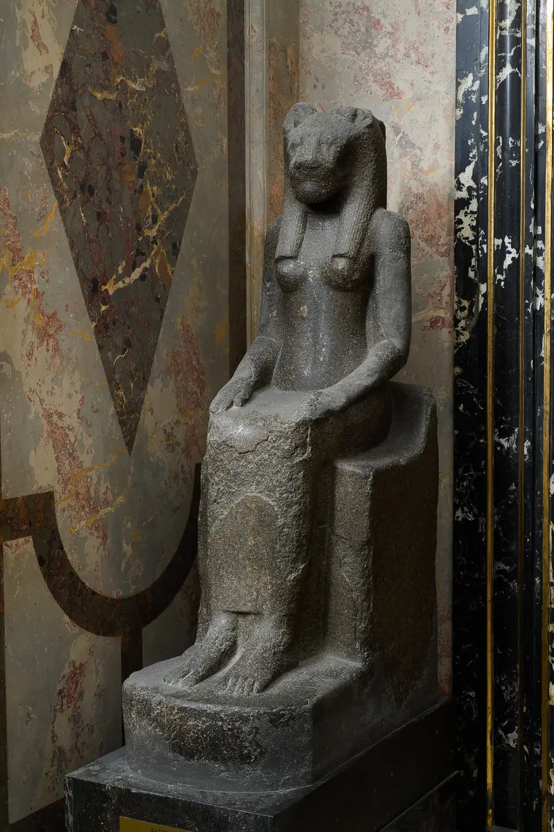 Sitzstatue der Göttin Sachmet