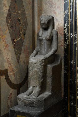 Sitzstatue der Göttin Sachmet