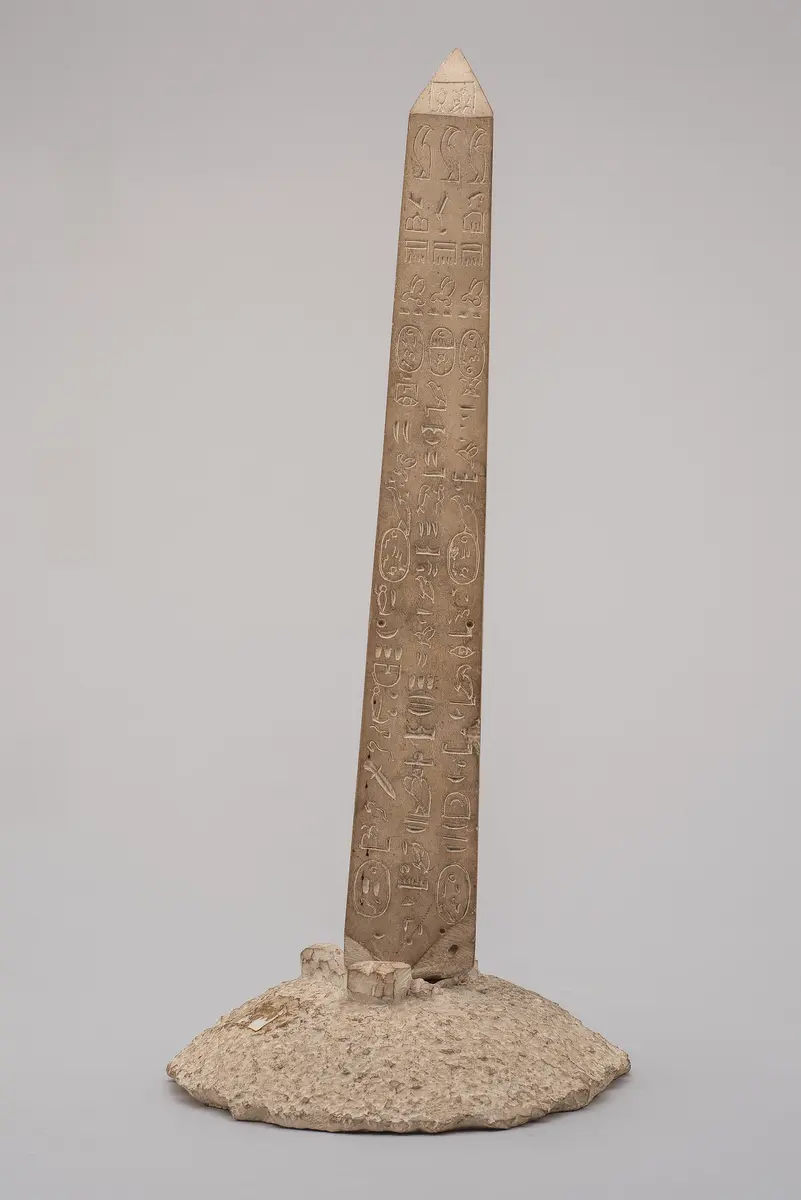 Modell eines Obelisken mit Fantasiehieroglyphen