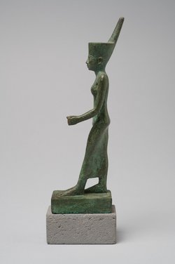Stehende Göttin Neith