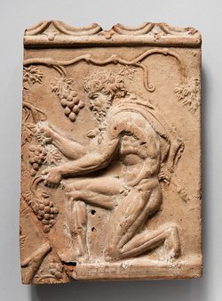 Fragment einer Aufsatzplatte: Weinlesender Satyr