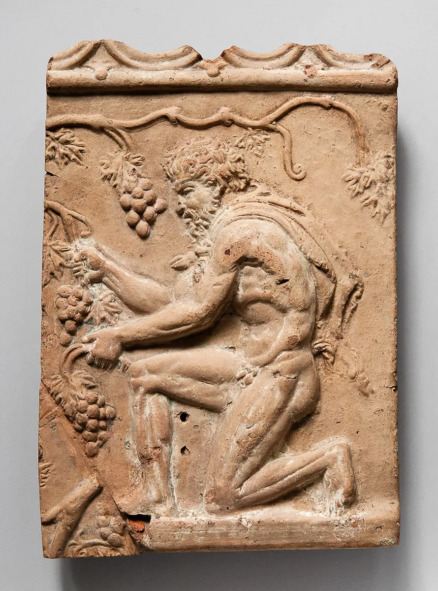 Fragment einer Aufsatzplatte: Weinlesender Satyr