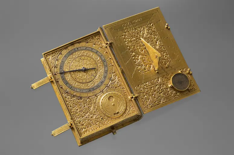 Anhängeuhr in Buchform
