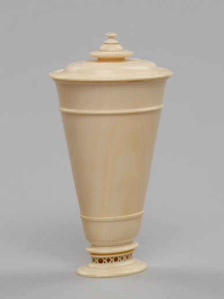 Deckelbecher