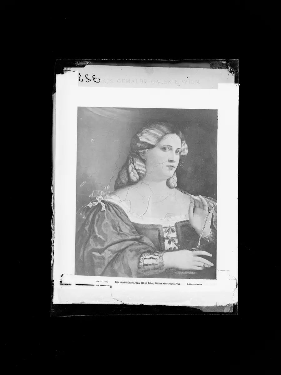 Junge Frau in blauem Kleid mit Fächer
