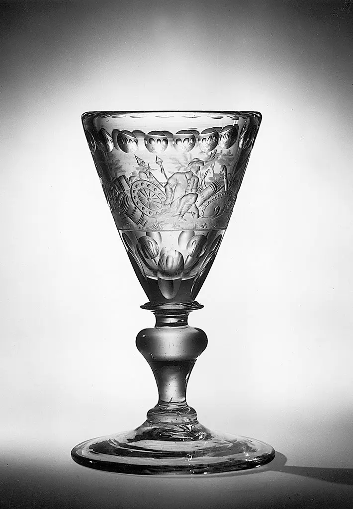 Trichterpokal mit Kriegsemblemen