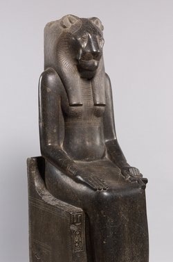 Sitzstatue der Göttin Sachmet