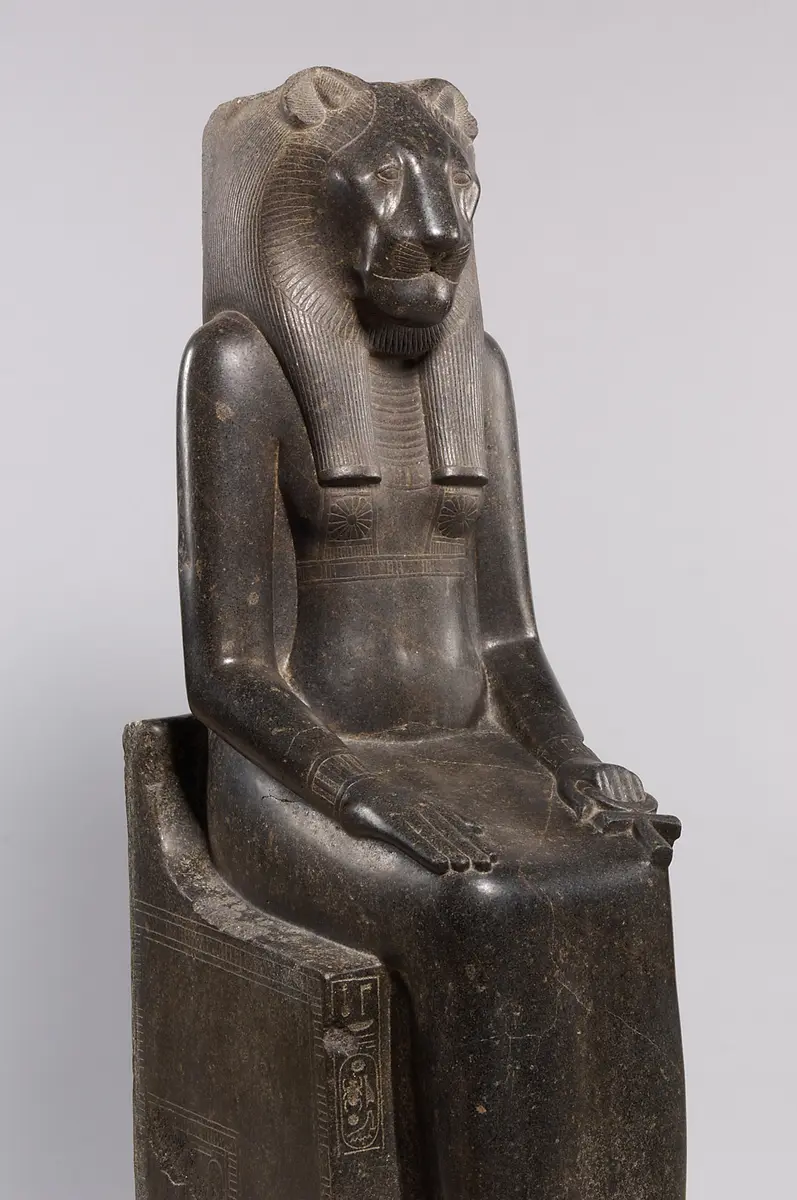 Sitzstatue der Göttin Sachmet