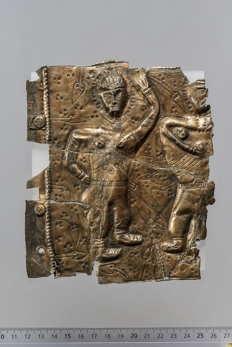 Silberplatte mit figuralem Relief
