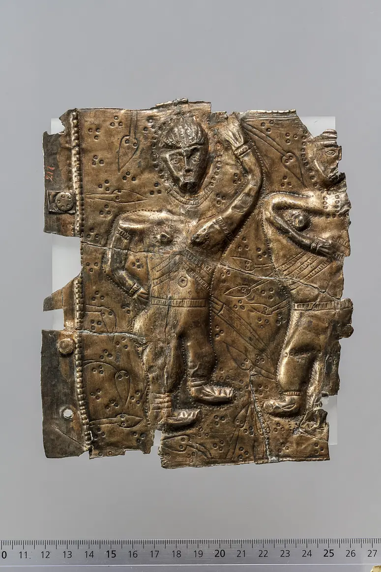 Silberplatte mit figuralem Relief