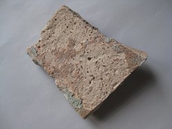 Fragment einer Platte mit Kampf des Herakles gegen die Hydra: Linkes Bein des Herakles und Leib der Hydra