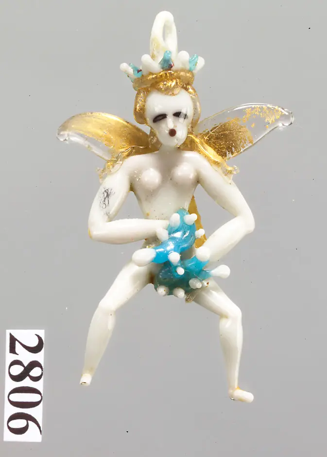 Nacktes weibliches geflügeltes Figur mit Krone