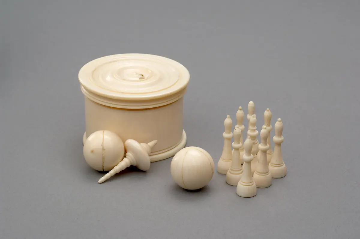 Dose mit Kegelspiel und Kreisel