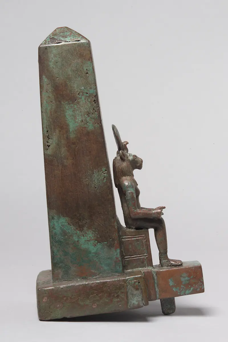 Obelisk mit löwenköpfiger Göttin