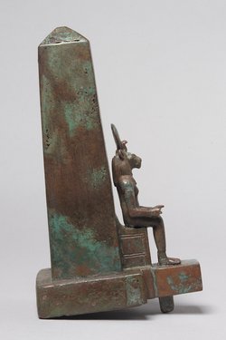 Obelisk mit löwenköpfiger Göttin