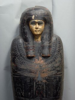 Mumie der Tamit in Kartonagehülle