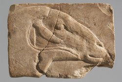 Beidseitiges Relief mit Darstellung eines Widders und eines Stiers