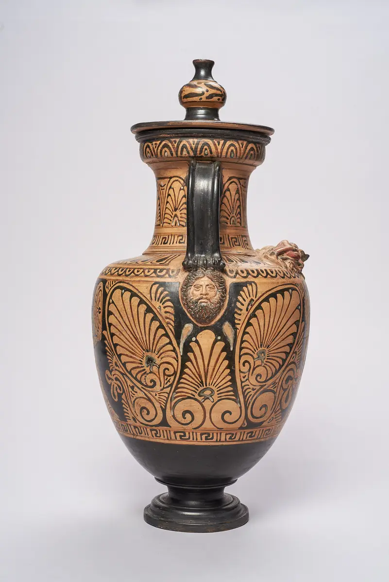Halsamphora mit Deckel: Satyrn und Mänaden // Mädchen mit Tympanon