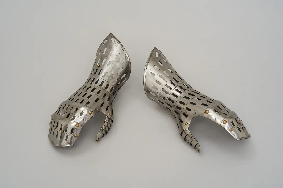 Ein Paar durchbrochene Eisenhandschuhe