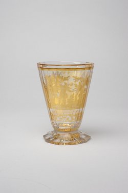 Zwischengold-Fußbecher mit höfischer Szene