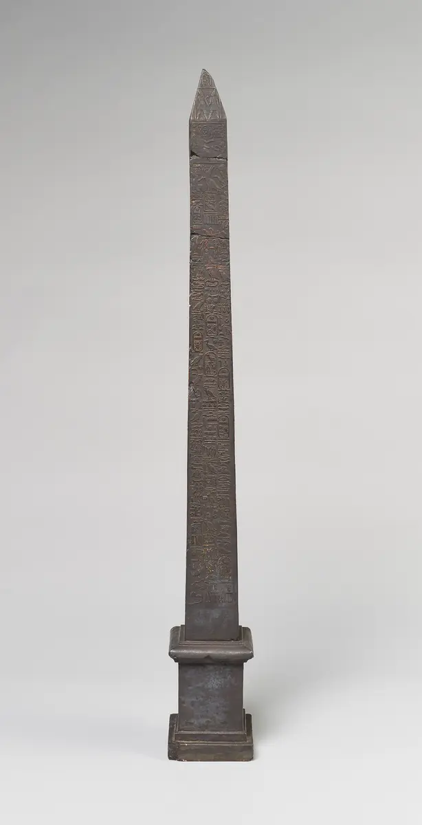 Miniaturnachbildung eines Obelisken von Thutmosis III. aus Karnak