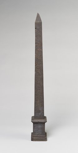 Miniaturnachbildung eines Obelisken von Thutmosis III. aus Karnak