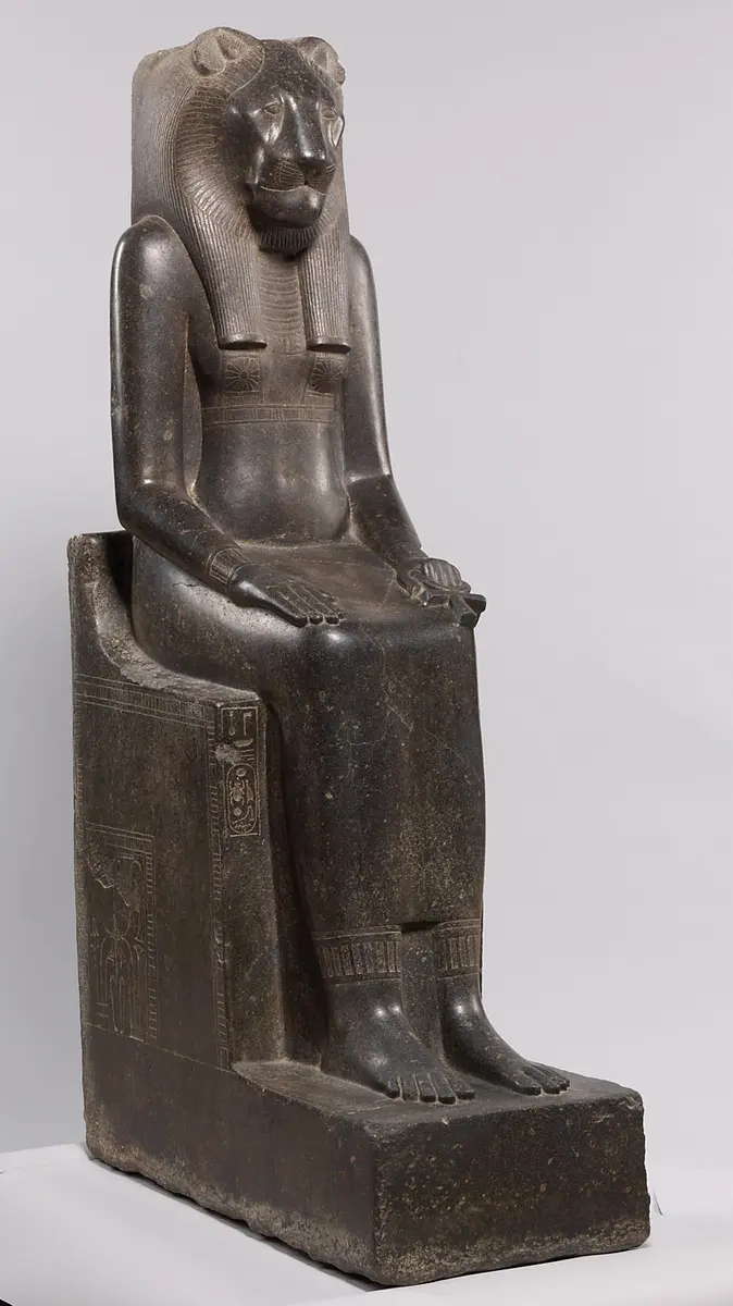 Sitzstatue der Göttin Sachmet