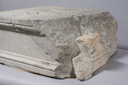 Statuenbasis des L. C. Phrugianos