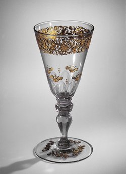 Kleiner Pokal mit Goldreliefdekor