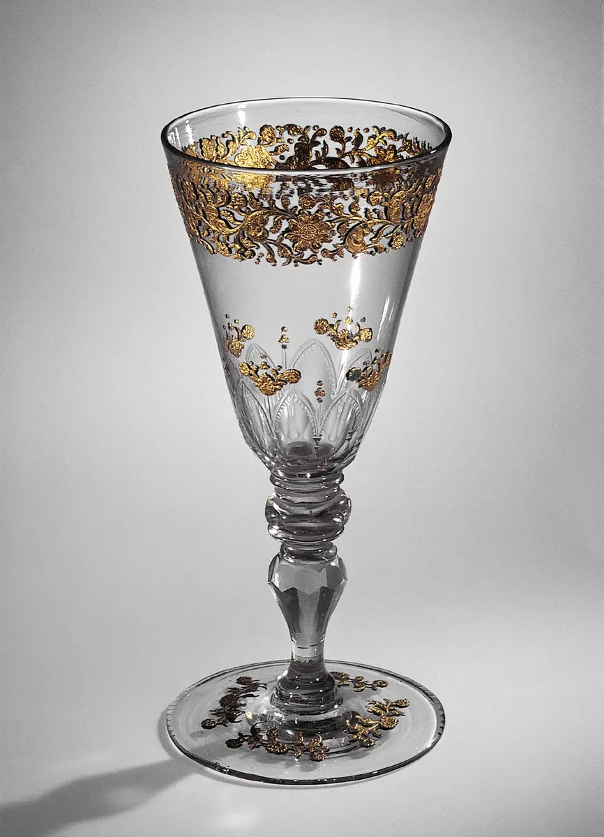 Kleiner Pokal mit Goldreliefdekor