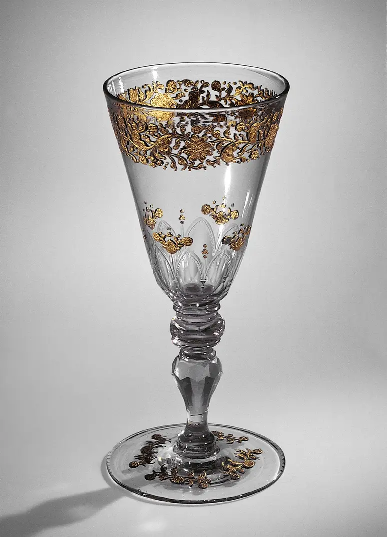 Kleiner Pokal mit Goldreliefdekor