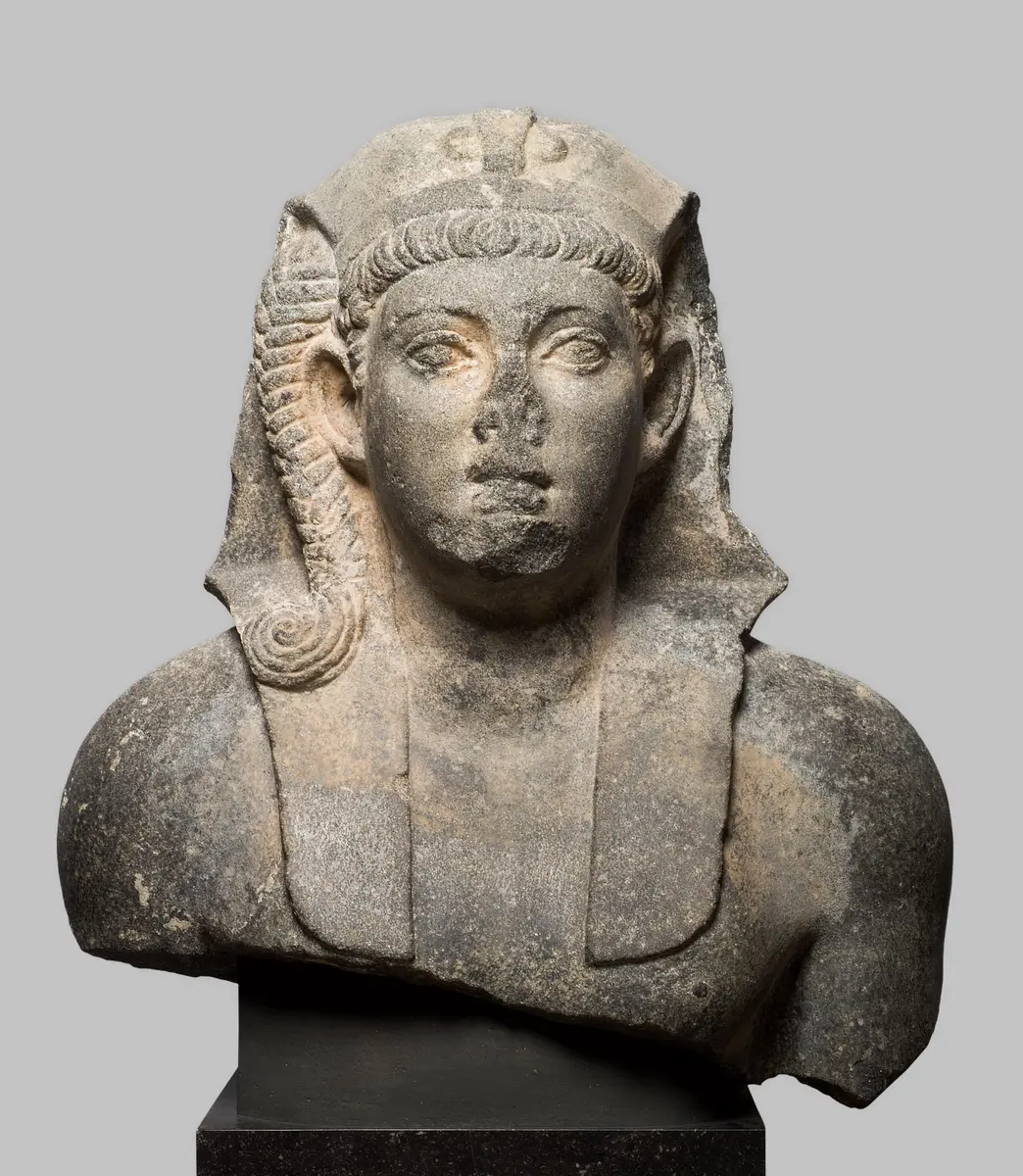 Büste einer Kolossalstatue eines jugendlichen Königs (Prinzen)