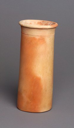 Zylindrisches Gefäß mit Schnurverzierung